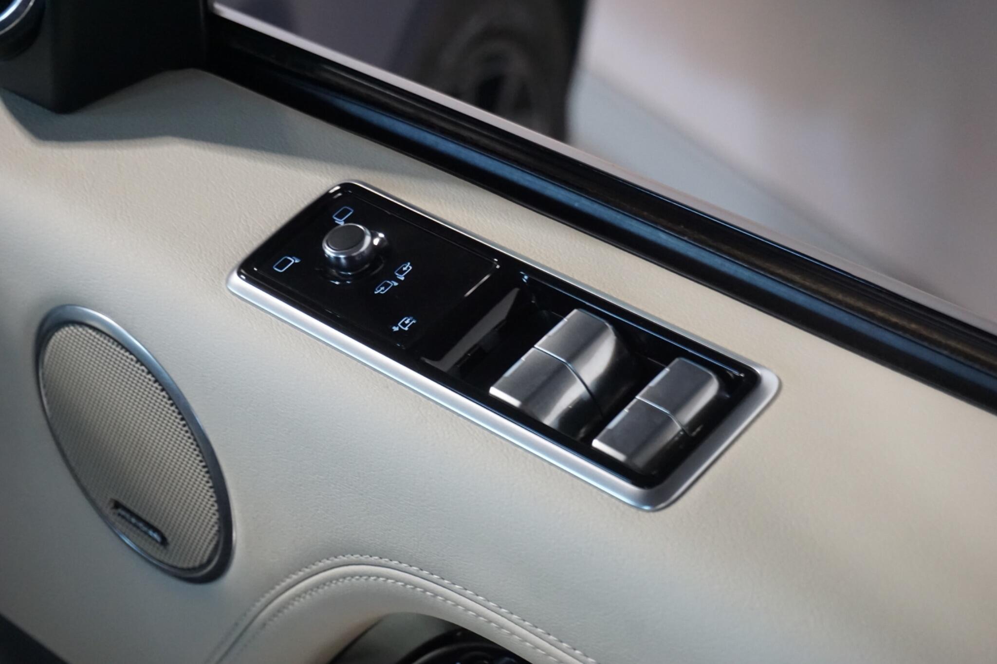Land Rover Range Rover 2.0 P400e 12.4kWh GPF Vogue SUV 5dr Petrol Plug-in Hybrid Auto 4WD Euro 6 (s/s) (404 ps)